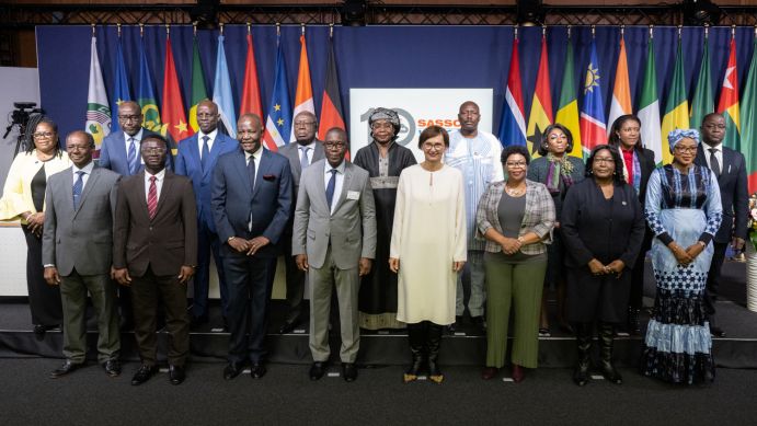 Ministerkonferenz von WASCAL, SASSCAL und dem BMBF: Bundesforschungsministerin Bettina Stark-Watzinger (8. v. r.) zusammen mit Ministerinnen und Ministern der Partnerländer aus dem westlichen und südlich Afrika. 