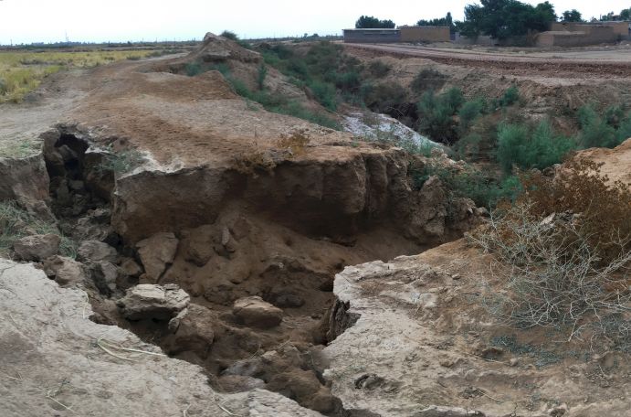 Die Erosion gräbt tiefe Rinnen, wenn die Vegetationsbedeckung verschwindet. Das Bild zeigt eine solche Rinne in der iranischen Provinz Chuzestan. 