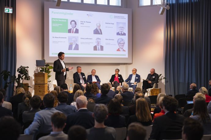 Zu Erwartungen an die BMBF-Fördermaßnahme KlimFi diskutierten auf dem Kick-Off von links nach rechts: Prof. Dr. Timo Busch (Universität Hamburg/Moderation), Georg Lanfermann (DRSC – Deutsches Rechnungslegungs Standards Committee), Dr. Klaus Krummrich (Deutscher Sparkassen- und Giroverband), Silke Stremlau (Vorsitzende Sustainable Finance Beirat), Prof. Dr. Thomas Dietz (Deutsche Bundesbank) und Matthias Kopp (WWF Deutschland). Zu Erwartungen an die BMBF-Fördermaßnahme KlimFi diskutierten auf dem Kick-Off von links nach rechts: Prof. Dr. Timo Busch (Universität Hamburg/Moderation), Georg Lanfermann (DRSC – Deutsches Rechnungslegungs Standards Committee), Dr. Klaus Krummrich (Deutscher Sparkassen- und Giroverband), Silke Stremlau (Vorsitzende Sustainable Finance Beirat), Prof. Dr. Thomas Dietz (Deutsche Bundesbank) und Matthias Kopp (WWF Deutschland).