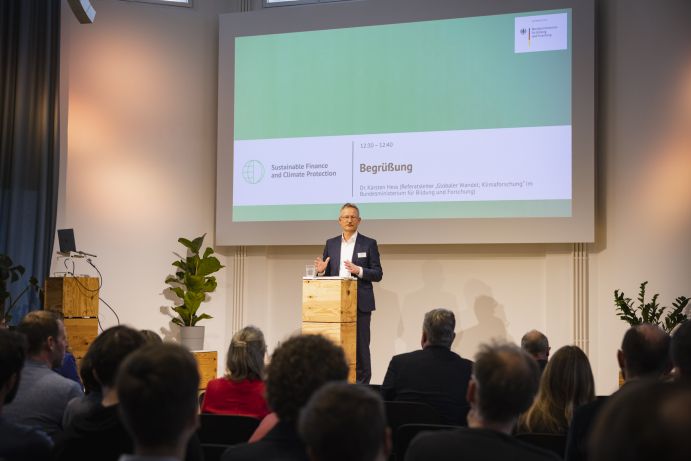 Dr. Karsten Hess, Leiter des BMBF-Referats 723 (Globaler Wandel/Klimaforschung) eröffnete die Kick-Off-Konferenz zu KlimFi.