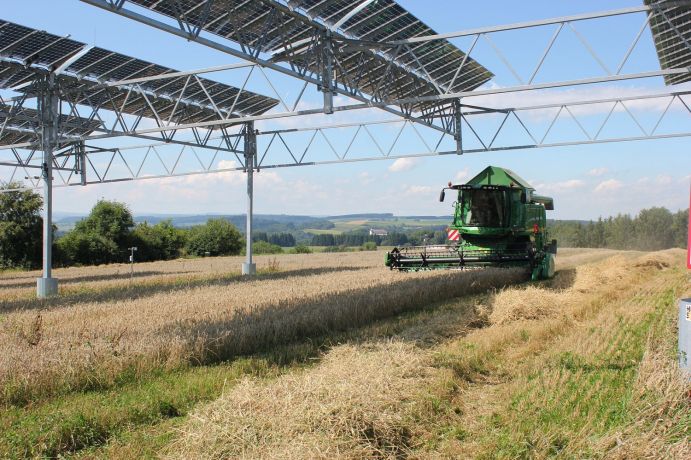 Doppelter Ertrag auf einer Fläche: Agri-Photovoltaik vereint Solarenergie und Landwirtschaft. Doppelter Ertrag auf einer Fläche: Agri-Photovoltaik vereint Solarenergie und Landwirtschaft.