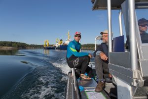 Das Forschungsschiff Elisabeth Mann Borgese im Hintergrund diente der ostseeweiten BaltVib Expedition im Sommer 2021 als Basis, für die Taucherabeiten im Flachwasser wurde ein kleines Arbeitsboot eingesetzt.