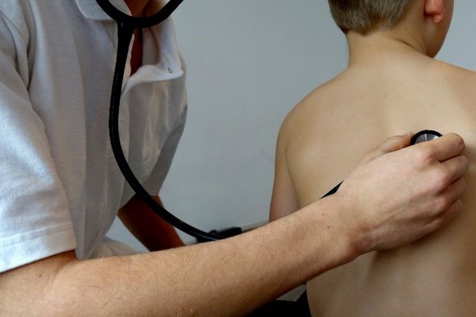 Medical examination of a young patient. Children as well as older people belong to the risk groups. This is because they suffer particularly badly from the effects of extreme heat.