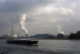 Air pollution in the Ruhr area from shipping on the Rhine and industrial plants