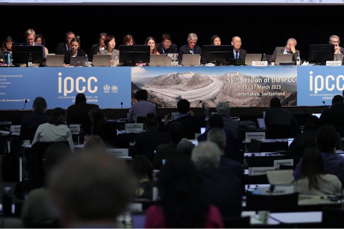 Vom 13. bis 17. März 2023 fanden die Beratungen des Weltklimarates IPCC anlässlich der Verabschiedung des Syntheseberichts statt. Der Bericht wurde am 20. März veröffentlicht und ist damit offiziell von den Regierungen der Mitgliedstaaten anerkannt. Vom 13. bis 17. März 2023 fanden die Beratungen des Weltklimarates IPCC anlässlich der Verabschiedung des Syntheseberichts statt. Der Bericht wurde am 20. März veröffentlicht und ist damit offiziell von den Regierungen der Mitgliedstaaten anerkannt.