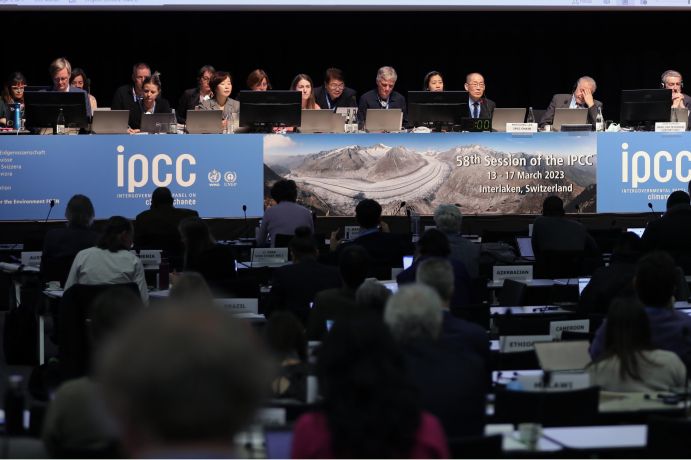 Vom 13. bis 17. März 2023 fanden die Beratungen des Weltklimarates IPCC anlässlich der Verabschiedung des Syntheseberichts statt. Der Bericht wurde am 20. März veröffentlicht und ist damit offiziell von den Regierungen der Mitgliedstaaten anerkannt. 