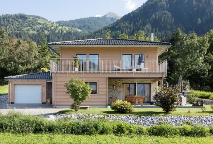 Fassaden schützen ein Haus gegen Wetter- und Umwelteinflüsse. Aber auch die Fassade selbst muss geschützt werden. Dies soll künftig bei Holzfassaden durch eine Oberflächenbehandlung mit Niederdruckplasma optimiert werden. Fassaden schützen ein Haus gegen Wetter- und Umwelteinflüsse. Aber auch die Fassade selbst muss geschützt werden. Dies soll künftig bei Holzfassaden durch eine Oberflächenbehandlung mit Niederdruckplasma optimiert werden.