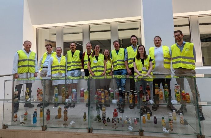 Das CS4I-Forschungsteam beim Werksbesuch bei der Döhler GmbH in Darmstadt. Das Unternehmen ist – neben SAP SE und der Gerolsteiner Brunnen GmbH & Co. KG – Praxis- und Anwendungspartner von CS4I. 