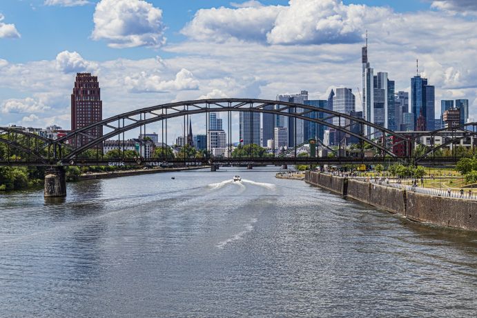 Im wachsenden Ballungsraum Frankfurt/Rhein-Main werden verfügbare Wasserressourcen knapper Skyline von Frankfurt am Main