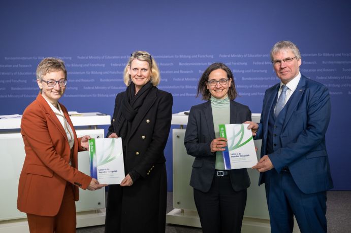 Bei der offiziellen Übergabe der Stellungnahme: Prof. Dr. Sabine Schlacke, Vorsitzende des Lenkungskreises der Wissenschaftsplattform Klimaschutz, Judith Pirscher, Staatssekretärin im Bundesministerium für Bildung und Forschung, Birgit Schwenk, Leiterin Abteilung Klimaschutz Bundesministerium für Wirtschaft und Klimaschutz, Prof. Dr.-Ing. Holger Hanselka, stellvertretender Vorsitzender des Lenkungskreises der Wissenschaftsplattform Klimaschutz (v.l.n.r.)
