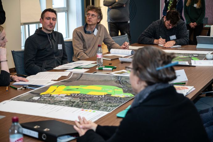 Intensive Diskussion über die von der TU Dortmund vorgelegte neue Gefahrenzonenkarte für die Beispielfläche Liblar-West in Erftstadt. 