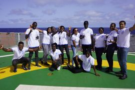 Endlich auf der Polarstern: Sieben Studentinnen und vier Studenten aus neun westafrikanischen Ländern des Klimakompetenzzentrums WASCAL auf dem Helideck des Forschungsschiffes freuen sich zu Beginn ihrer Reise auf ihre wissenschaftlichen Untersuchungen. Sie werden von Dr. António Pinto Almeida, Vizedirektor der Universidade Técnica do Atlântico (UTA) wissenschaftlich angeleitet und unterstützt (stehend rechts).