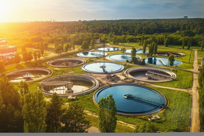 Die Rückgewinnung von Phosphor aus P-reichen Abfallströmen wie Abwasser und Klärschlamm spielt eine wichtige Rolle zur Sicherung der zukünftigen Versorgung. Blick auf Kläranlage
