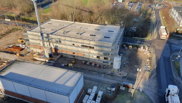 Der Bau der Multifunktionshalle für die neue Phosphor-Rückgewinnungsanlage schreitet stetig voran. Multifunktionshalle