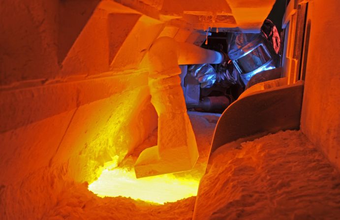 Glasschmelze: In der Glasproduktion wird wie in der Stahl- und Eisenerzeugung oder in der Zementindustrie viel Energie benötigt. CO2 entsteht auch aufgrund der Prozesschemie. Glasschmelze: In der Glasproduktion wird wie in der Stahl- und Eisenerzeugung oder in der Zementindustrie viel Energie benötigt. CO2 entsteht auch aufgrund der Prozesschemie.