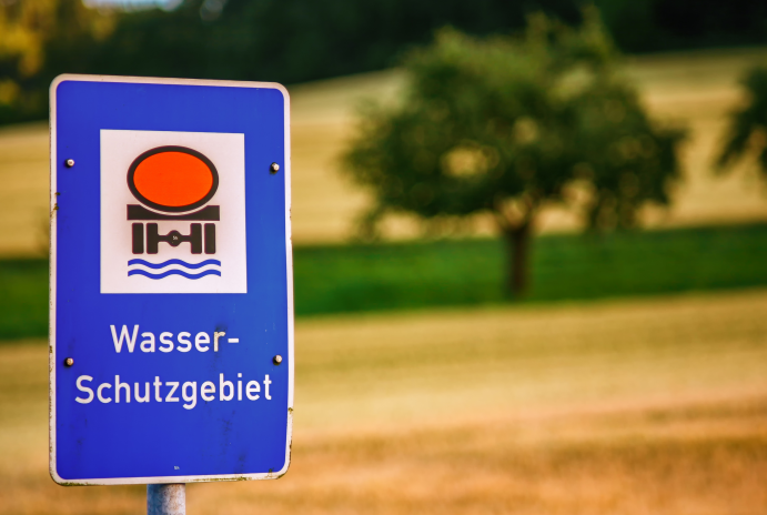 Grundwasser ist unsere wichtigste Trinkwasserressource und ein bedeutendes Ökosystem. Schild mit Aufschrift Wasserschutzgebiet
