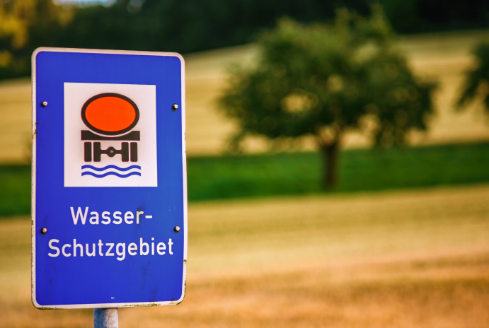 Schild mit Aufschrift Wasserschutzgebiet 