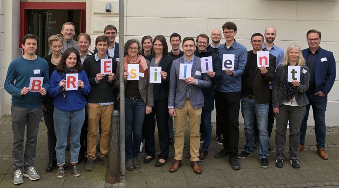 Mitarbeiterinnen und Mitarbeiter des Projektes BREsilient auf der Abschlussveranstaltung. Mitarbeiterinnen und Mitarbeiter des Projektes BREsilient auf der Abschlussveranstaltung.
