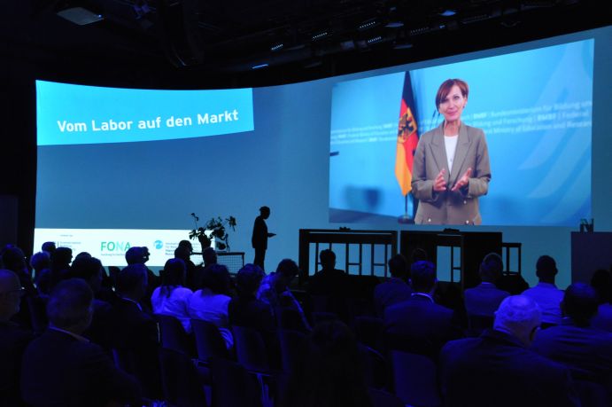 Start der "r+Impuls"-Abschlusskonferenz mit Bundesforschungsministerin Bettina Stark-Watzinger. Start der "r+Impuls"-Abschlusskonferenz in Berlin mit Bundesforschungsministerin Bettina Stark-Watzinger.