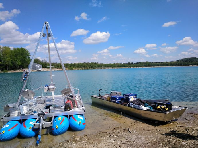 Bohrplattform und Messboot vor dem Einsatz am See