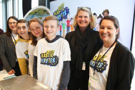 Staatssekretärin Judith Pirscher besucht den Stand der Plastikpiraten.