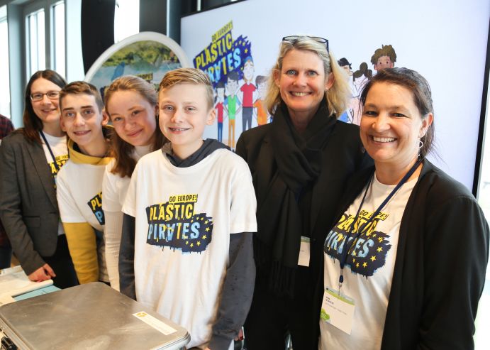 Staatssekretärin Judith Pirscher besucht den Stand der Plastikpiraten.