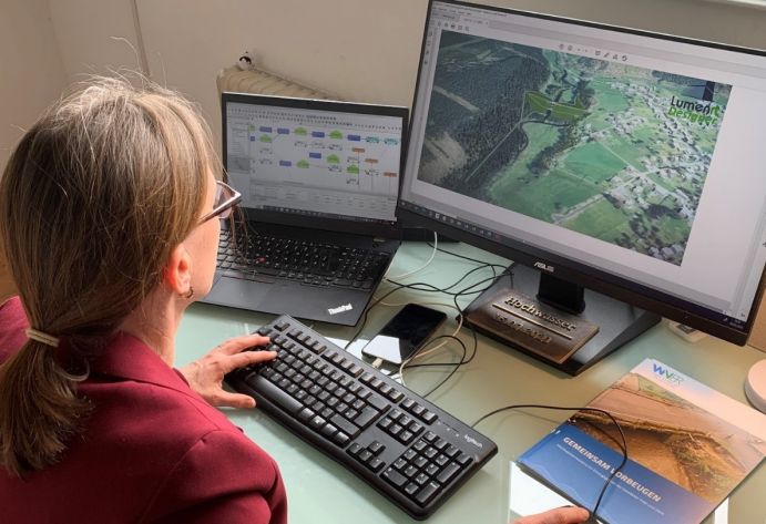 Susanne Kozerke vom Wasserverband Eifel-Rur nimmt im KAHR-Projekt die Rolle als Praxispartnerin und somit als „Prüfinstanz“ ein. Sie gibt erfahrungsbasierte Einschätzungen weiter, ob theoretische Ideen in der Praxis umsetzbar sind – unter anderem auf der Grundlage von hydrologischen und hydraulischen Berechnungen. Susanne Kozerke vom Wasserverband Eifel-Rur nimmt im KAHR-Projekt die Rolle als Praxispartnerin und somit als „Prüfinstanz“ ein. Sie gibt erfahrungsbasierte Einschätzungen weiter, ob theoretische Ideen in der Praxis umsetzbar sind – unter anderem auf der Grundlage von hydrologischen und hydraulischen Berechnungen.