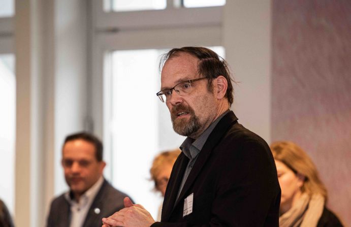 Als Leiter des Instituts für Raumplanung IRPUD an der Technischen Universität Dortmund berät Prof. Dr. Stefan Greiving aus der wissenschaftlichen Perspektive. Im KAHR-Projekt bringt er sein Fachwissen ein, wenn es um die Planung von Flächen für den Hochwasserschutz geht. So führt er beispielsweise Beratungen von Kommunen durch. Als Leiter des Instituts für Raumplanung IRPUD an der Technischen Universität Dortmund berät Prof. Dr. Stefan Greiving aus der wissenschaftlichen Perspektive. Im KAHR-Projekt bringt er sein Fachwissen ein, wenn es um die Planung von Flächen für den Hochwasserschutz geht. So führt er beispielsweise Beratungen von Kommunen durch.