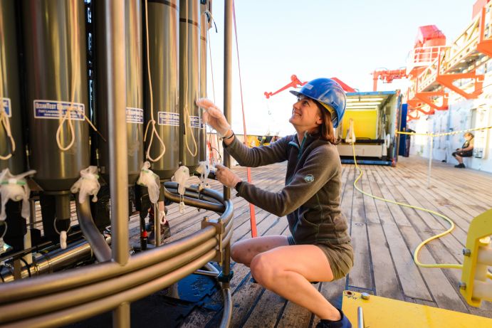 Arbeit am Kranzwasserschöpfer an Bord des Forschungsschiffs SONNE während einer Expedition im Südpazifik