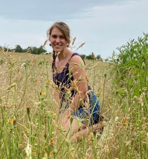 Genevieve Walther ist Ökologin und arbeitet als Koordinatorin für das Projekt BioDivKultur in der Abteilung Ecological Networks des Fachbereichs Biologie der TU-Darmstadt. Genevieve Walther steht in einem Kornfeld