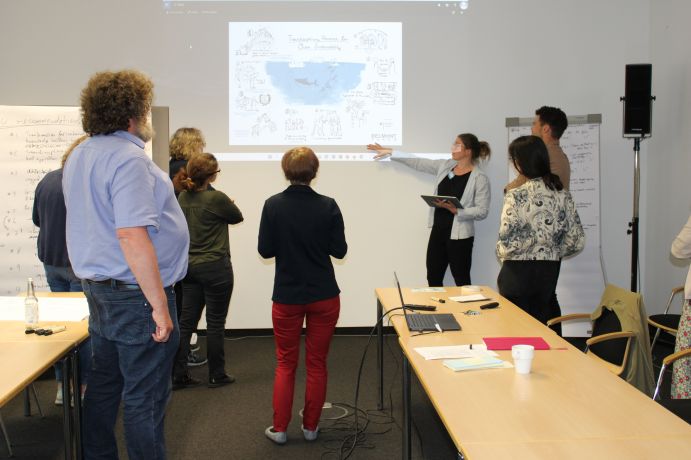Die deutschen Projektpartner und weitere Teilnehmende beim Abschlusstreffen des Belmont-Forum-Förderschwerpunkts „Transdisziplinäre Forschung zur Zukunftsfähigkeit der Ozeane“ Die deutschen Projektpartner und weitere Teilnehmende beim Abschlusstreffen des Belmont-Forum-Förderschwerpunkts „Transdisziplinäre Forschung zur Zukunftsfähigkeit der Ozeane“