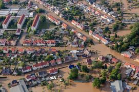 Luftaufnahme einer überfluteten Ortschaft