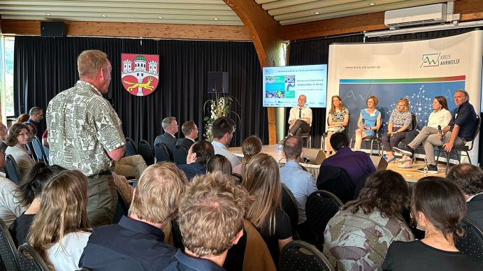 Der 3. Wissenschaftspraxis-Dialog des KAHR-Projekts: Bürgerinnen und Bürger schildern die soziale Situation in den Flutgebieten. Der 3. Wissenschaftspraxis-Dialog des KAHR-Projekts: Bürgerinnen und Bürger schildern die soziale Situation in den Flutgebieten.