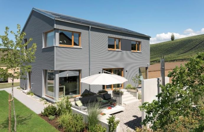 Holz ist ein CO2-neutraler Baustoff. Für den Einsatz als Hausfassade muss das Holz witterungsbeständig gemacht werden. Holz ist ein CO2-neutraler Baustoff. Für den Einsatz als Hausfassade muss das Holz witterungsbeständig gemacht werden.