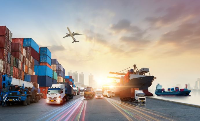 Die Initiative HyGATE konzentriert sich darauf, die Basis für deutsch-australische Lieferketten für Grünen Wasserstoff zu legen. Das Bild zeigt LKW, Container, Frachtschiffe, Güterzug und Flugzeug.