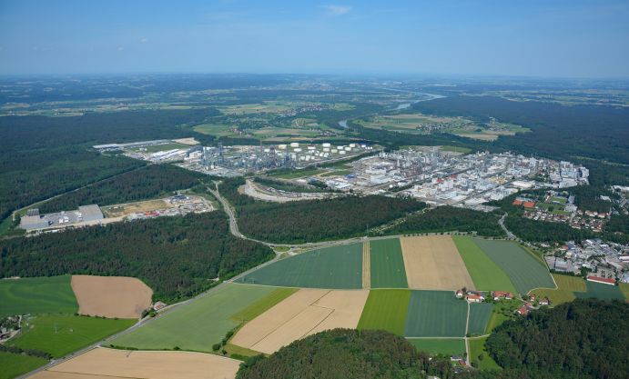 Das Luftbild zeigt den Chemiestandort Burghausen.