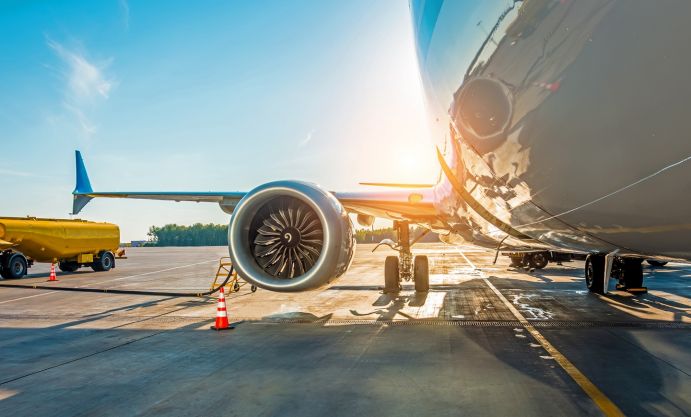 Das Bild zeigt ein Flugzeug, das gerade betankt wird.