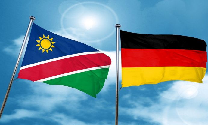 Ziele der deutsch-namibischen Partnerschaft: Wasserstoff-Strategie, Demonstrationsprojekte und Stipendienprogramme. Das Bild zeigt die namibische und die deutsche Flagge vor leicht bewölktem blauem Himmel.