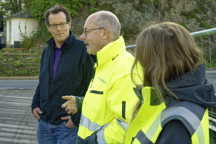 Prof. Dr.-Ing. Birkmann und Prof. Dr.-Ing. Schüttrumpf merken an den vielen Anfragen: Forschung wird beim Wieder- und Neuaufbau als hilfreich erachtet.