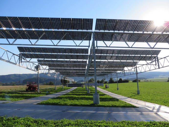 Doppelte Nutzung der Landfläche: Agri-PV vereint Landwirtschaft mit Stromerzeugung durch Photovoltaik Doppelte Nutzung der Landfläche: Agri-PV vereint Landwirtschaft mit Stromerzeugung durch Photovoltaik