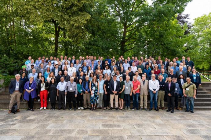 150 Konferenz-Teilnehmende aus Wissenschaft und Wirtschaft trafen sich in Berlin, um ein Konzept für die digitale Infrastruktur EVE zu diskutieren, mit der in Zukunft auf allen Kontinenten der Welt zuverlässige Klimaprognosen errechnet werden können. 150 Konferenz-Teilnehmende aus Wissenschaft und Wirtschaft trafen sich in Berlin, um ein Konzept für die digitale Infrastruktur EVE zu diskutieren, mit der in Zukunft auf allen Kontinenten der Welt zuverlässige Klimaprognosen errechnet werden können.