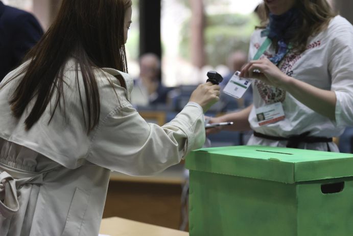 IPCC-Vorstandswahl: Die Stimmberechtigung einer Delegierten wird gescannt. IPCC-Vorstandswahl: Die Stimmberechtigung einer Delegierten wird gescannt.