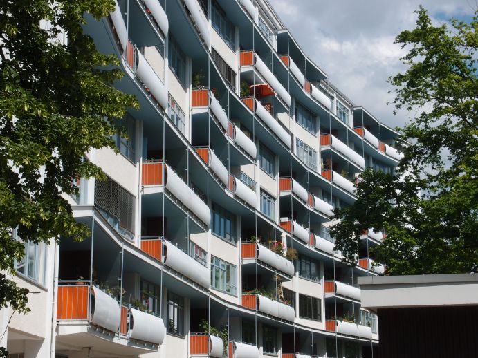 Saniertes Wohngebäude im Berliner Hansaviertel, entworfen vom Bauhaus-Gründer Walter Gropius mit The Architects Collaborative und Wils Ebert für die Interbau 1957 Saniertes Wohngebäude im Berliner Hansaviertel, entworfen vom Bauhaus-Gründer Walter Gropius mit The Architects Collaborative und Wils Ebert für die Interbau 1957