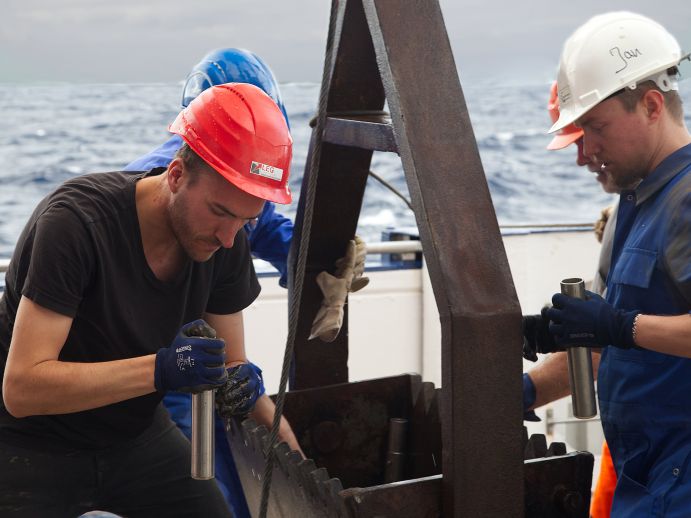 Wissenschaftler entnehmen Sedimentproben aus dem sogenannten Kettensack Wissenschaftler entnehmen Sedimentproben aus dem sogenannten Kettensack