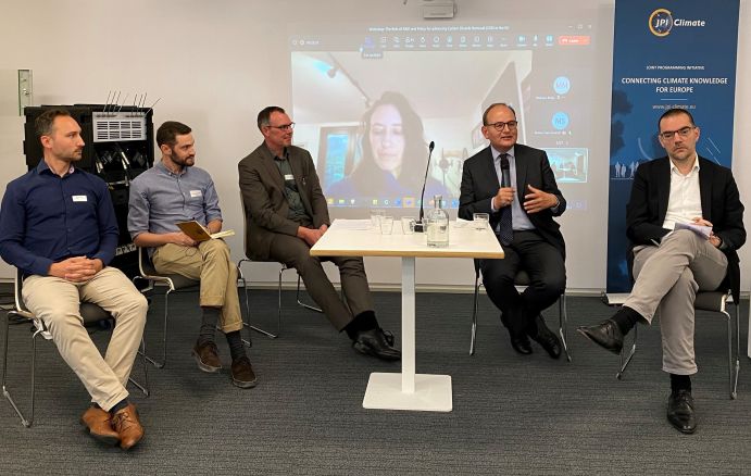 Diskutierten zur Zukunft von CDR sowie den Rahmenbedingungen: Steve Smith (Universität Oxford), Mark Preston Aragonès (Bellona), Gregor Laumann (Moderation, DLR-PT), Holly Jean Buck (online, Universität von Buffalo), Ottmar Edenhofer (ESABCC, Potsdam-Institut für Klimafolgenforschung), Oliver Geden (Stiftung Wissenschaft und Politik) (v.l.n.r.). Diskutierten zur Zukunft von CDR sowie den Rahmenbedingungen: Steve Smith (Universität Oxford), Mark Preston Aragonès (Bellona), Gregor Laumann (Moderation, DLR-PT), Holly Jean Buck (online, Universität von Buffalo), Ottmar Edenhofer (ESABCC, Potsdam-Institut für Klimafolgenforschung), Oliver Geden (Stiftung Wissenschaft und Politik) (v.l.n.r.).