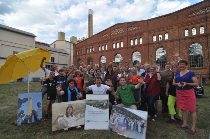 Große Freude beim „Leuchtturm LOUISE“-Team mit Andreas Claus (1. Reihe, Mitte): Das Projekt erhielt 2022 den Publikumspreis „Blauer Kompass“ des Umweltbundesamtes.