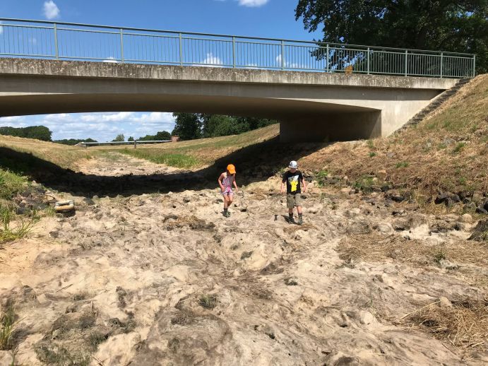 In der Region Elbe-Elster zeigt sich der Klimawandel vor allem durch Wasserknappheit – seit dem Sommer 2018 ein immer drängenderes Problem für die lokale Bevölkerung und Wirtschaft. Plötzlich auftretender Starkregen hilft hier nur kurzfristig, sorgt aber auch für Schäden durch Hochwasser.