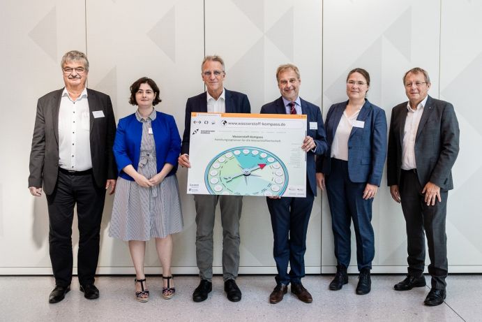 (v.l.n.r.): Prof. Dr. Maximilian Fleischer (Siemens Energy/DECHEMA), Michaela Löffler (DECHEMA), Stefan Wenzel (BMWK), Till Mansmann (BMBF), Dr. Andrea Lübcke und Prof. Dr. Jan Wörner (beide acatech) Übergabe H2-Kompass