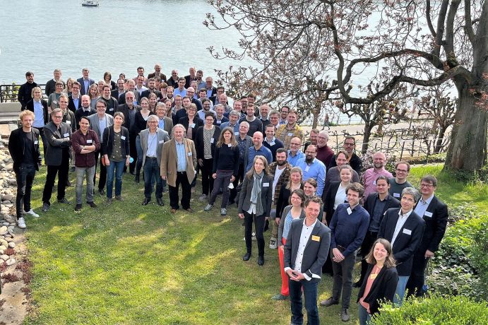 Gruppenbild der WaX-Projektverbünde: Fachleute aus Wissenschaft, Wirtschaft und Kommunen arbeiten in zwölf Forschungsprojekten der BMBF-Fördermaßmaßnahme WaX an praxisnahen Lösungen für das Risikomanagement von Wasserextremen. Erste Zwischenergebnisse werden auf der WaX-Statuskonferenz vom 20. bis 21. September 2023 in Potsdam vorgestellt. Gruppenbild der Projektverbünde zur BMBF-Fördermaßnahme Wasser-Extremereignisse (WaX)