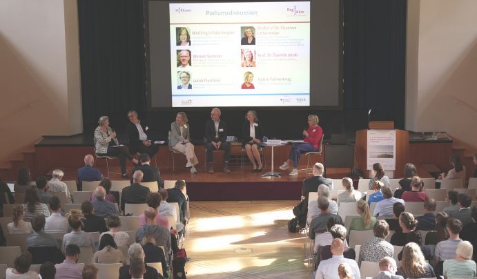 Politik, Forschung und Wirtschaft – vereint auf dem Podium, um klimaresiliente Regionen zu stärken (v.l.n.r): Prof. Dr. Daniela Jacob (Climate Service Center Germany – GERICS / WIRKsam), Jakob Flechtner (DIHK Service GmbH, Unternehmensnetzwerk Klimaschutz), MinDir'in Dr. Susanne Lottermoser (Abteilungsleiterin „Transformation – Digitalisierung, Circular Economy, Klimaanpassung“ im BMUV), Werner Sommer (Abteilungsleiter „Abteilung 5 – Klima, Luft, Lärm, Strahlen“ im sächsischen Landesamt für Umwelt, Landwirtschaft und Geologie), MinDirig'in Oda Keppler (Unterabteilungsleiterin „Nachhaltigkeit; Zukunftsvorsorge“ im BMBF) sowie Katrin Fahrenkrug (Moderation). Politik, Forschung und Wirtschaft – vereint auf dem Podium, um klimaresiliente Regionen zu stärken (v.l.n.r): Prof. Dr. Daniela Jacob (Climate Service Center Germany – GERICS / WIRKsam), Jakob Flechtner (DIHK Service GmbH, Unternehmensnetzwerk Klimaschutz), MinDir'in Dr. Susanne Lottermoser (Abteilungsleiterin „Transformation – Digitalisierung, Circular Economy, Klimaanpassung“ im BMUV), Werner Sommer (Abteilungsleiter „Abteilung 5 – Klima, Luft, Lärm, Strahlen“ im sächsischen Landesamt für Umwelt, Landwirtschaft und Geologie), MinDirig'in Oda Keppler (Unterabteilungsleiterin „Nachhaltigkeit; Zukunftsvorsorge“ im BMBF) sowie Katrin Fahrenkrug (Moderation).